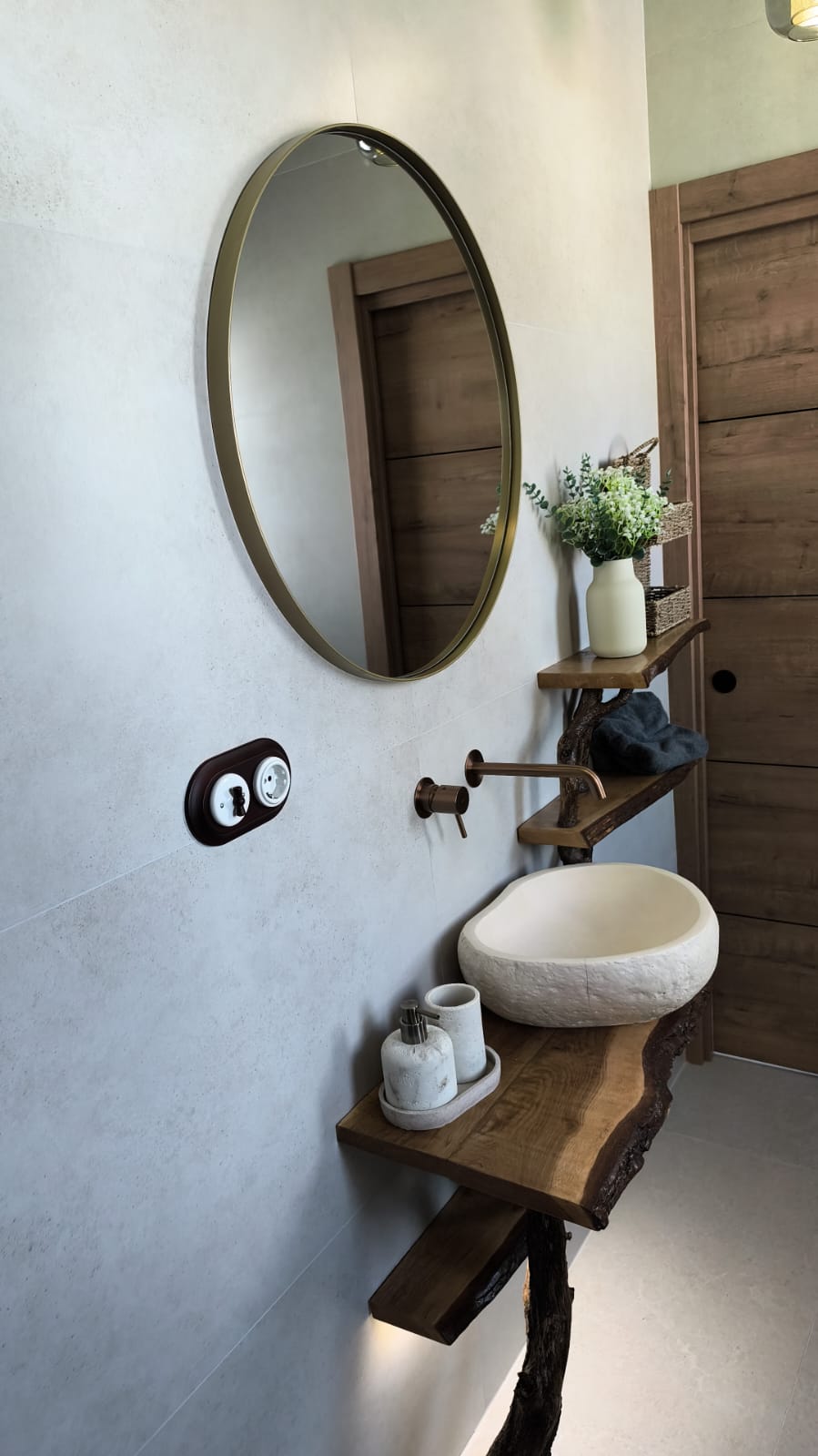 Baño artesano de El Descanso de Alcolea con madera y piedra