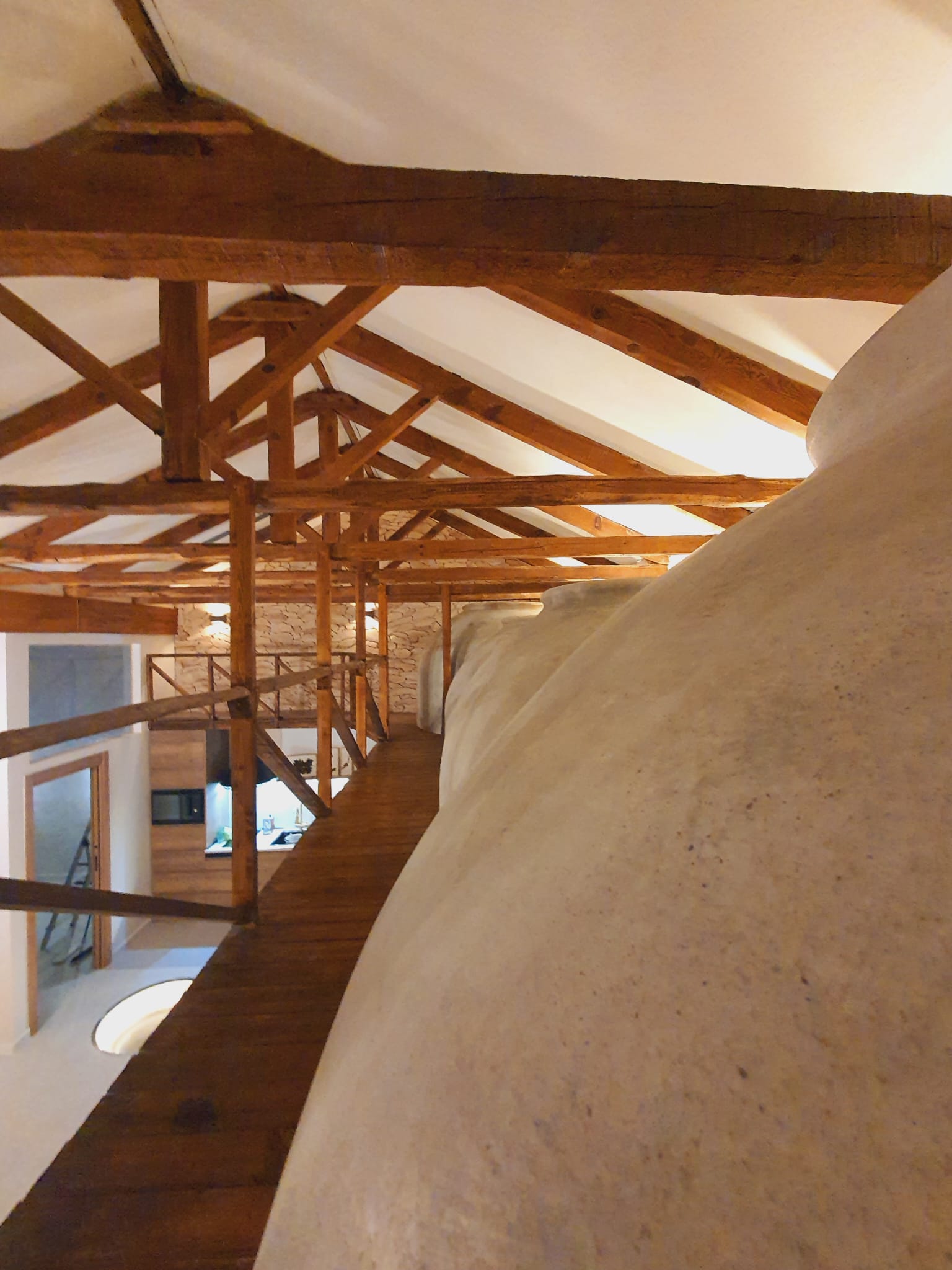 Pasarela de madera junto a las tinajas de la antigua bodega
