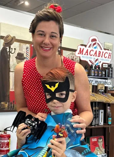Ana con un cliente infantil en Macabich