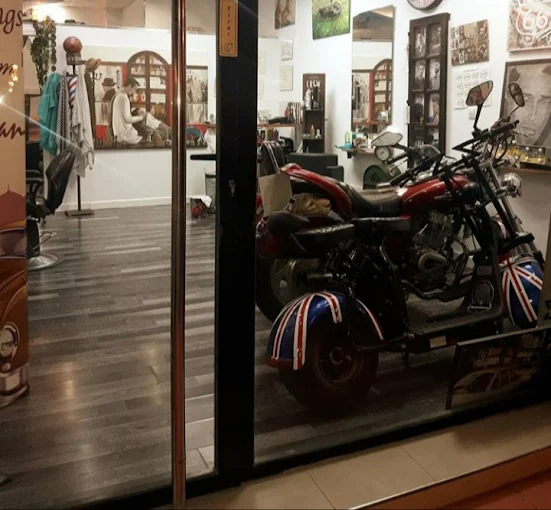 Escaparate nocturno de Macabich con motos