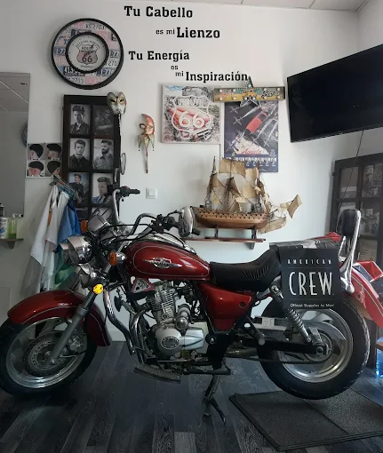 Moto roja dentro de la barberia Macabich